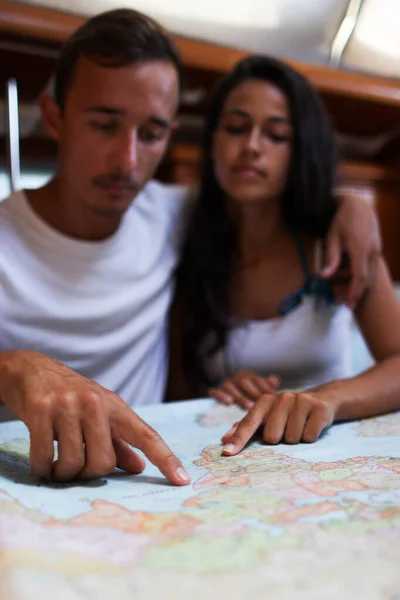 Foto Vertical Jovem Casal Apontando Mapa Sua Próxima Viagem Juntos — Fotografia de Stock