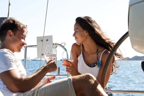 一对年轻夫妇一起在帆船上品酒的照片 — 图库照片