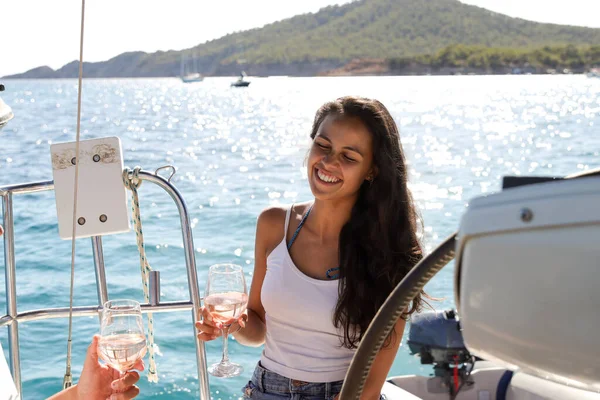 度假时在帆船上喝杯酒的年轻漂亮的姑娘 — 图库照片