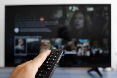 Filmi izledikten sonra uzaktan kumandayla televizyonu kapatıyorum.