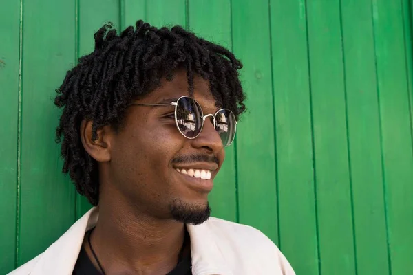 Boczny Portret Młodego Afro Chłopca Kręconych Włosach Okularach Przeciwsłonecznych Zielone — Zdjęcie stockowe