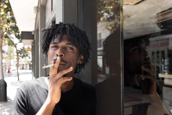 Молодой Афроамериканец Вьющимися Волосами Курит Улице — стоковое фото