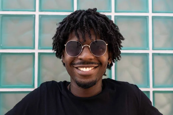 Afro Chłopiec Okularach Uśmiecha Się Kamery — Zdjęcie stockowe