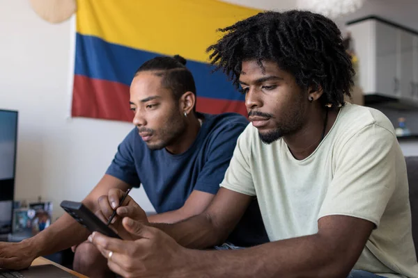 İki Afro-Amerikalı oda arkadaşı cep telefonundan bilgi arıyor.