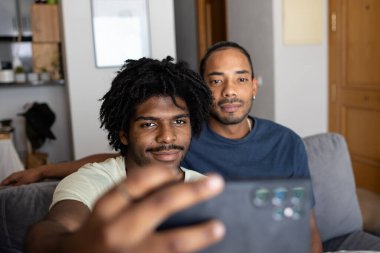 Afro-Amerikalı çocuk kuzeniyle selfie çekiyor.