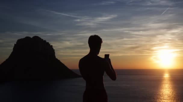 Egy Férfi Két Kézzel Tartja Mobiltelefont Hogy Függőlegesen Fotózzon — Stock videók