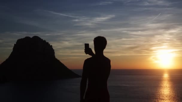 Homme Enregistrant Une Vidéo Coucher Soleil Avec Son Téléphone Portable — Video