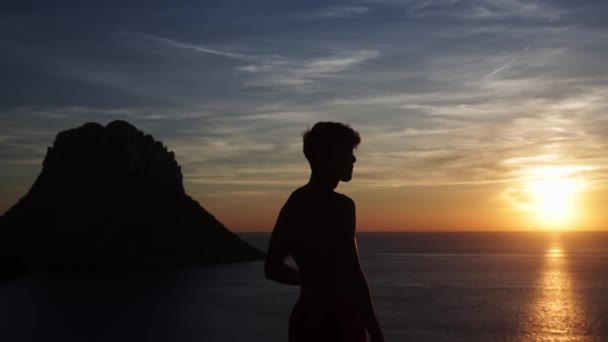 Önünde Bir Ada Olan Bir Bakış Açısıyla Günbatımını Gösteren Adam — Stok video