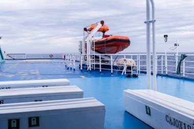 Gemiyi denize indirmek için vinçli bir acil durum botunun fotoğrafı..