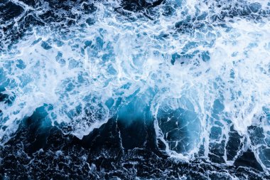 Deniz köpüğü tasarımı ile mavi soyut bir arka planın yüksek açılı görüntüsü. İnsansız hava aracı görünümü