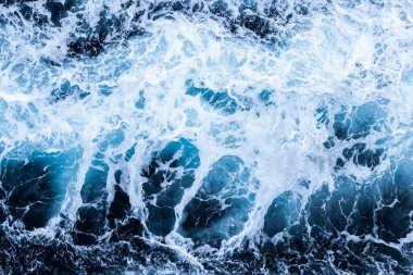 Deniz köpüğü tasarımı ile mavi soyut bir arka planın yüksek açılı görüntüsü. İnsansız hava aracı görünümü