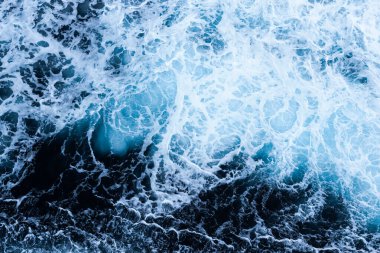 Deniz köpüğü tasarımı ile mavi soyut bir arka planın yüksek açılı görüntüsü. İnsansız hava aracı görünümü