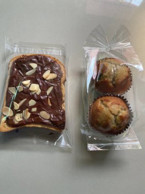 Fındıklı çikolatalı pasta ve beyaz arka planda çikolata