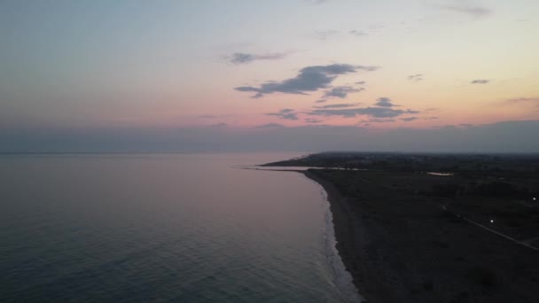 海の波の上の日没は砂浜を洗う ドローンからの映画撮影 山のシルエットの上に空の太陽が沈む アンタルヤのパラダイス海岸 トルコ 4K映像 — ストック動画