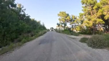 Türkiye 'nin dağ yolları ve yılanları boyunca arabayla yolculuk. Mersin. Yüksek kalite 4K görüntü.