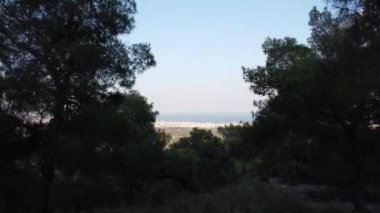 Mersin, Türkiye 'deki İHA' ların hava görüntüsü 4k. İnsansız hava aracı ormandan dağların yükseklerine, Akdeniz ve Akdeniz manzaralı gemilere uçuyor..