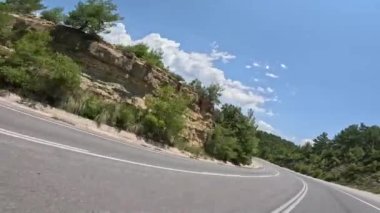 Türkiye 'nin dağ yolları ve yılanları boyunca arabayla yolculuk. 4 bin. 60FP.S. Yüksek kalite 4K görüntü