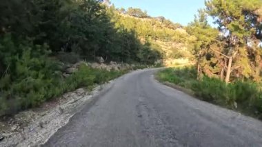 Türkiye 'nin dağ yolları ve yılanları boyunca arabayla yolculuk. Mersin. Yüksek kalite 4K görüntü.