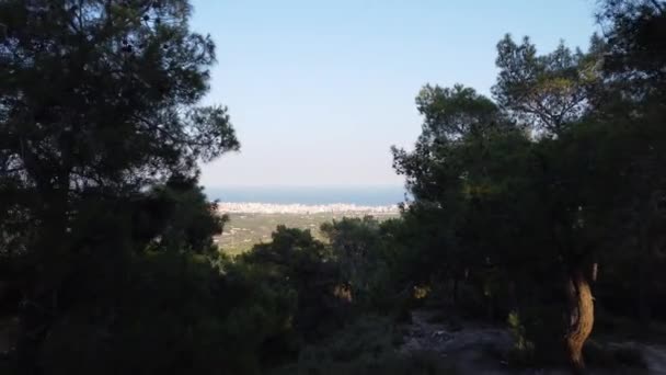 图为土耳其梅尔辛市一架无人驾驶飞机拍摄的4K段航拍画面 无人驾驶飞机从高山的森林中飞出 俯瞰着地中海的城市和坐船的大海 — 图库视频影像