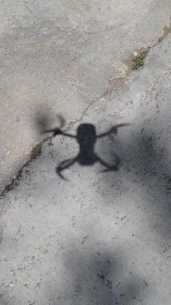 Sombra Drone Voando Quadcopter Sombra Baixa Voando Solo Asfalto Stock — Vídeo de Stock