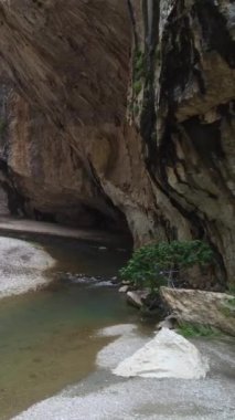 KapIkaya Kanyonu 'nun içindeki uçuş dar vadi kalesi dik ve dik uçurumlar arasında. Peri masalı doğal peyzaj hindisi. En güzel şehir simgesi. 4k görüntü. Dikey video arkaplanı