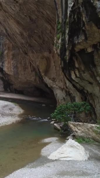 カピカヤ峡谷内の飛行垂直方向の高さの壮大な崖の間の渓谷の狭い渓谷の目標 おとぎ話のような自然の風景トルコ 最高の美しい国のランドマーク 4K映像 縦型ビデオ背景 — ストック動画