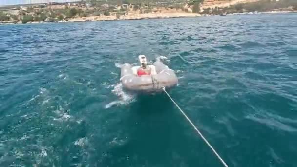 Canot Pneumatique Caoutchouc Traîné Derrière Yacht Lors Navigation Dans Baie — Video
