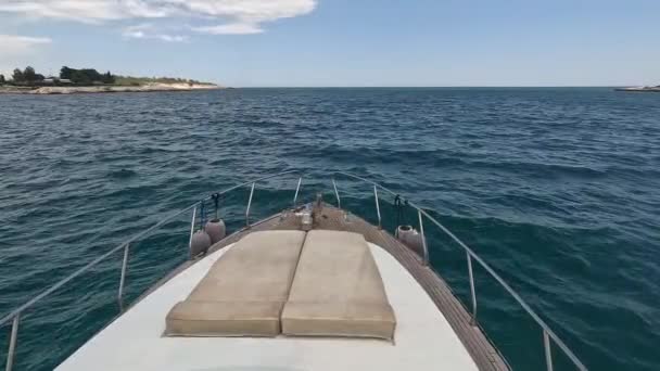 Naso Nave Yacht Del Mare Bianco Che Taglia Attraverso Onde — Video Stock