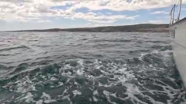 Нос Белого Морского Судна Яхты Который Пересекает Морские Волны Вид — стоковое видео