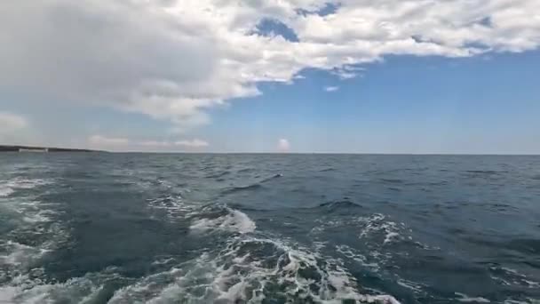 Törökország Vitorlás Jacht Vitorlák Nyílt Tengeren Hullámok Kék Tenger Fehér — Stock videók