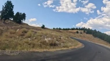 Türkiye 'nin dağ yolları ve yılanları boyunca arabayla yolculuk. Yaz seyahatleri, yol dönüşleri, mavi gökyüzü. 4 bin. 60FP.S. Yüksek kalite 4K görüntü