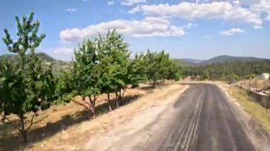 Türkiye 'nin dağ yolları ve yılanları boyunca arabayla yolculuk. Yaz seyahatleri, yol dönüşleri, mavi gökyüzü. 4 bin. 60FP.S. Yüksek kalite 4K görüntü