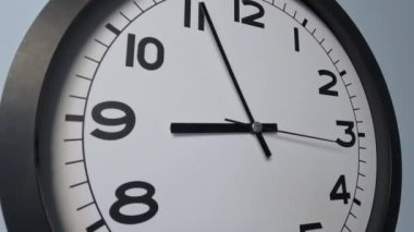 Beyaz Saat Surat 'ın beyaz duvar saatindeki yakın çekimi, oklar gösteriyor ki 08: 55 ya da 20: 55 yüksek kalite 4K görüntü