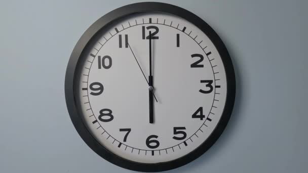 Closeup White Clock Face White Wall Clock Šipky Show High — Stock video
