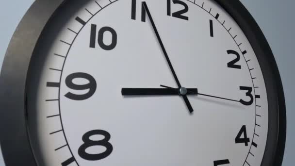 Closeup White Clock Tvář Bílých Nástěnných Hodinách Šipky Ukazují Šipky — Stock video