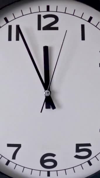 白钟表在白墙时钟上的闭锁 箭头显示11 00至12 00或23 55至00 — 图库视频影像