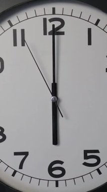 Beyaz Saat Surat 'ın beyaz duvar saatine yakın çekim, oklar 18: 00' i gösteriyor. Yüksek kalite 4k görüntü