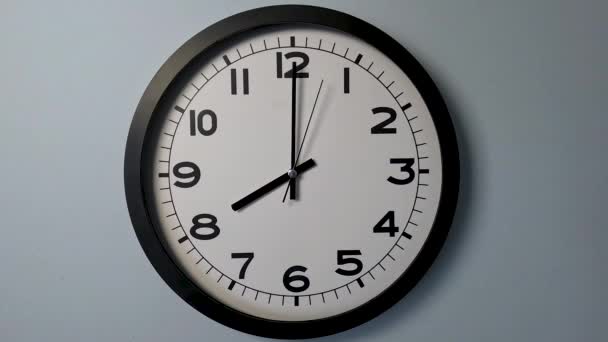 Primer Plano Del Reloj Blanco Cara Reloj Pared Blanco Las — Vídeos de Stock