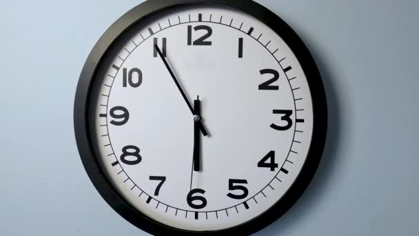 Closeup White Clock Face White Wall Clock Setas Mostram Imagens — Vídeo de Stock