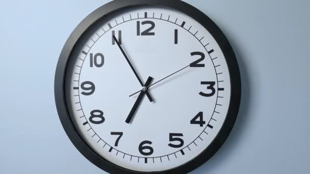 白钟表在白墙时钟上的闭锁 箭头显示05 55至6 00或17 55至18 — 图库视频影像
