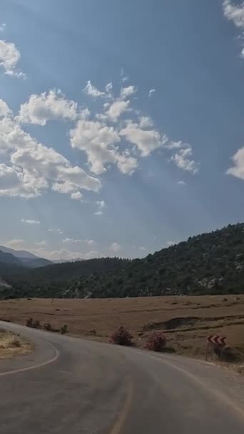 トルコの山道と蛇行に沿って車で旅行 夏の旅 道が変わる 青い空 4Kについて 60Fps 良質4K映像 — ストック動画