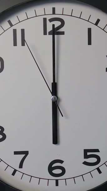 白钟表上的白钟表闭锁 箭头显示18 高质量的4K镜头 — 图库视频影像