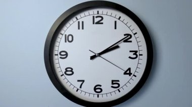 Beyaz Saat Surat 'ın beyaz duvar saatine yakın çekim, oklar 02: 10 ya da 14: 10 kalitesinde 4K görüntü gösteriyor.