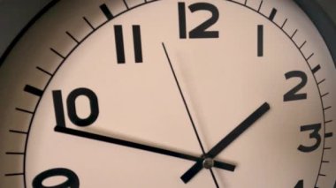 Beyaz Saat Surat 'ın beyaz duvar saatine yakın çekim, oklar 13: 50 ya da 01: 50 gösteriyor.