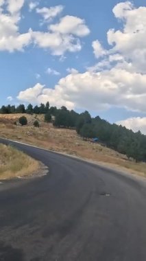Türkiye 'nin dağ yolları ve yılanları boyunca arabayla yolculuk. Yaz seyahatleri, yol dönüşleri, mavi gökyüzü. 4 bin. 60FP.S. Yüksek kalite 4K görüntü