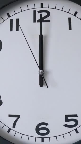 白色钟表上的白色钟面闭锁箭头显示12 00或00 高质量的4K镜头 — 图库视频影像