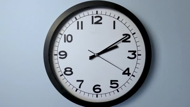 Closeup White Clock Face White Wall Clock Šipky Show Nebo — Stock video