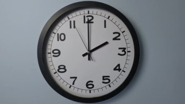 Beyaz Saat 'in beyaz duvar saatine yakın çekim, oklar 14: 00 ya da 02: 00 yüksek kalite 4K görüntü gösteriyor.