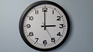 Beyaz saatin beyaz duvar saatine yakın çekim, oklar 03: 00 ya da 15: 00 gösteriyor. Yüksek kalite 4K görüntü.