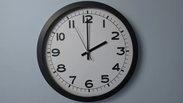 Closeup White Clock Face White Wall Clock Šipky Show High — Stock video